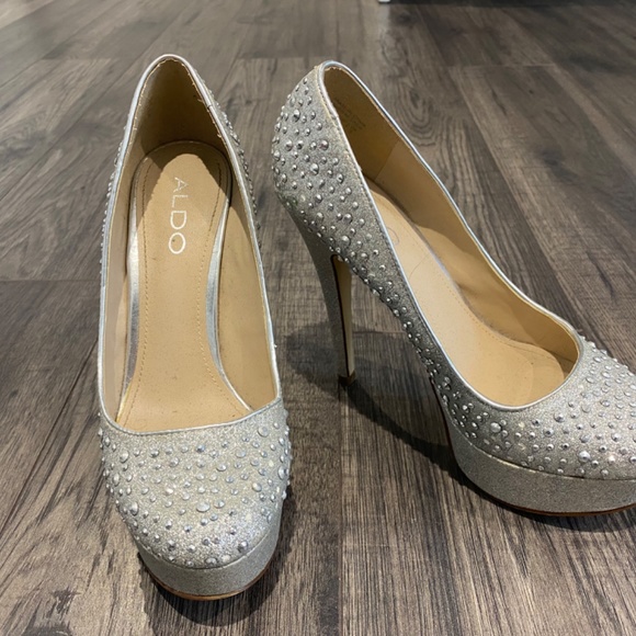 Size 6 Silver Heels from Aldo - Picture 4 of 4